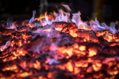 Fotos del Paso de Fuego en San Pedro Manrique en Soria. GONZALO MONTESEGURO