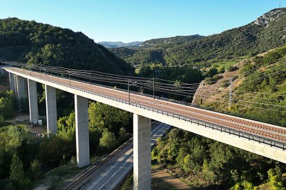 Viaducto de alta velocidad ferroviaria en la variante de Pajares. ADIF