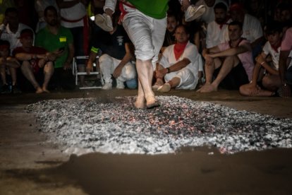 Fotos del Paso de Fuego en San Pedro Manrique en Soria. GONZALO MONTESEGURO