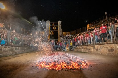 Fotos del Paso de Fuego en San Pedro Manrique en Soria. GONZALO MONTESEGURO
