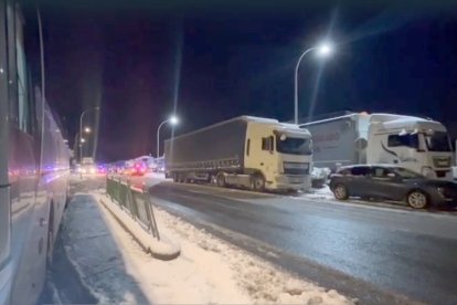 La Junta organiza en Soria un convoy para llevar a las personas atrapadas en la N-122 avituallamiento y mantas