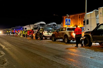 La Junta organiza en Soria un convoy para llevar a las personas atrapadas en la N-122 avituallamiento y mantas.-ICAL
