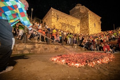 Fotos del Paso de Fuego en San Pedro Manrique en Soria. GONZALO MONTESEGURO