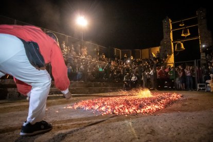 Fotos del Paso de Fuego en San Pedro Manrique en Soria. GONZALO MONTESEGURO