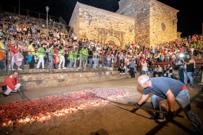 Fotos del Paso de Fuego en San Pedro Manrique en Soria. GONZALO MONTESEGURO