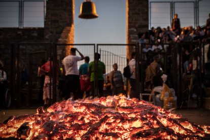 Fotos del Paso de Fuego en San Pedro Manrique en Soria. GONZALO MONTESEGURO