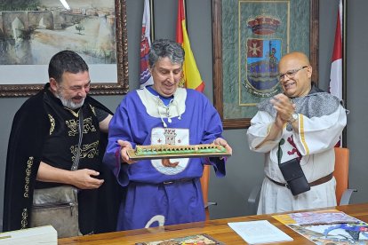 El alcalde de Hospital de Órbigo, Enrique Busto, el presidente de la Fundación Sierra Pambley, Graciliano Palomo, y el subdelegado del Gobierno en León, Faustino Sánchez.- El Mundo / Diario de Castilla y León