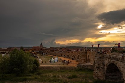 Justas de Hospital de Órbigo.- El Mundo / Diario de Castilla y León