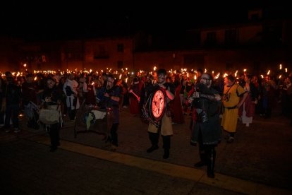 Procesión de antorchas de este sábado por la noche.- El Mundo / Diario de Castilla y León