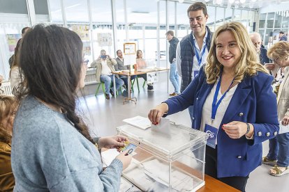 La candidata del PP a la Alcaldía de Burgos, Cristina Ayala, vota en el Colegio Virgen de la Rosa. / ICAL