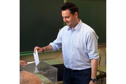 El candidato del PSOE a la Alcaldía de Burgos, Daniel de la Rosa, vota en IES ‘López de Mendoza’. / ICAL