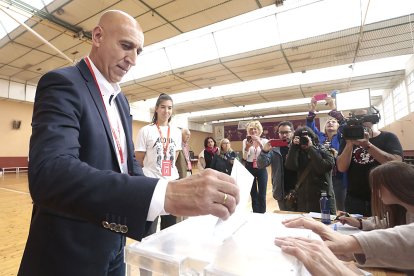El alcalde de León y candidato a la reelección del PSOE, José Antonio Diez, ejerce su derecho al voto en el Pabellón del CHF. / ICAL