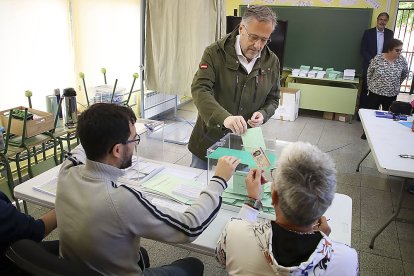 El presidente de las Cortes de Castilla y León, Carlos Pollán, vota en Carbajal de la Legua (León). / ICAL