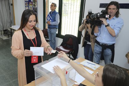La candidata del PSOE a la Alcaldía de Palencia, Miriam Andrés, ejerce su derecho al voto en el Ceas de Allende el Río. / ICAL