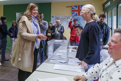 La alcaldesa y candidata del PSOE a la Alcaldía de Segovia, Clara Martín, ejerce su derecho al voto. / ICAL