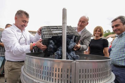 El presidente de la Diputación de Segovia, Miguel Ángel de Vicente, pregona la Fiesta de la Vendimia, en Valtiendas.- ICAL