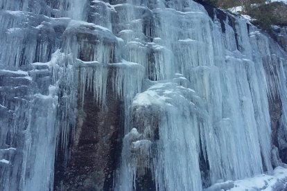 Espectacular catedral del hielo  en Regumiel de la Sierra en Burgos.-AURELIO ANDRÉS