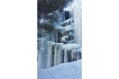 Espectacular catedral del hielo  en Regumiel de la Sierra en Burgos.-AURELIO ANDRÉS