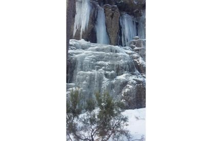 Espectacular catedral del hielo  en Regumiel de la Sierra en Burgos.-AURELIO ANDRÉS