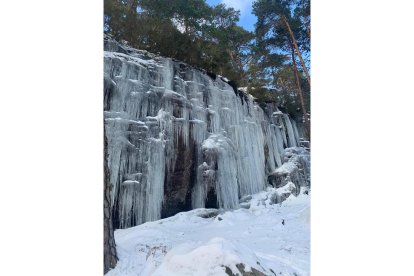 Espectacular catedral del hielo  en Regumiel de la Sierra en Burgos.-AURELIO ANDRÉS