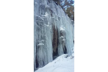 Espectacular catedral del hielo  en Regumiel de la Sierra en Burgos.-AURELIO ANDRÉS
