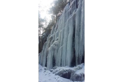 Espectacular catedral del hielo  en Regumiel de la Sierra en Burgos.-AURELIO ANDRÉS