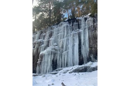 Espectacular catedral del hielo  en Regumiel de la Sierra en Burgos.-AURELIO ANDRÉS
