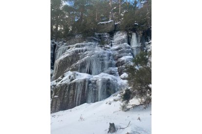 Espectacular catedral del hielo  en Regumiel de la Sierra en Burgos.-AURELIO ANDRÉS