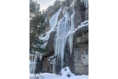 Espectacular catedral del hielo  en Regumiel de la Sierra en Burgos.-AURELIO ANDRÉS
