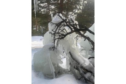 Espectacular catedral del hielo  en Regumiel de la Sierra en Burgos.-AURELIO ANDRÉS