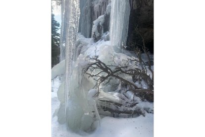 Espectacular catedral del hielo  en Regumiel de la Sierra en Burgos.-AURELIO ANDRÉS