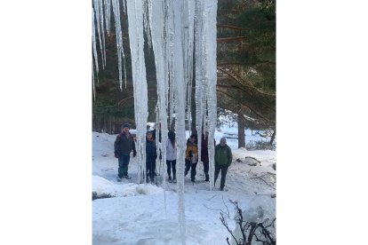 Espectacular catedral del hielo  en Regumiel de la Sierra en Burgos.-AURELIO ANDRÉS