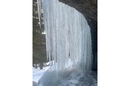 Espectacular catedral del hielo  en Regumiel de la Sierra en Burgos.-AURELIO ANDRÉS
