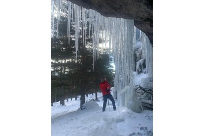 Espectacular catedral del hielo  en Regumiel de la Sierra en Burgos.-AURELIO ANDRÉS