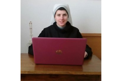 Marta González Cambronero, la monja youtuber del Monasterio de Santa Cruz, en Sahagún (León). -MARTA_OSB