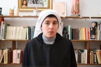 'Sor Marta' durante un video en Youtube, donde acumula 16.800 suscriptores. -MARTA_OSB