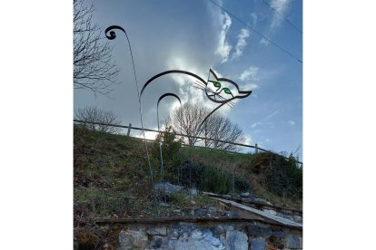 Escultura de un gato en Peñalba de Santiago. -ICAL