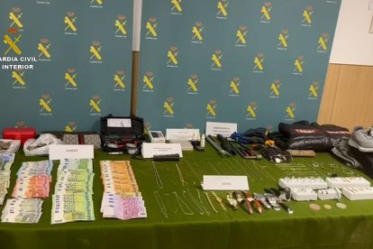 Dinero y los objetos recuperados.- GUARDIA CIVIL