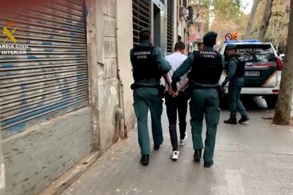 Momento de la detención de uno de los presuntos integrantes de la banda.- GUARDIA CIVIL