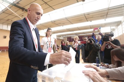 El alcalde y candidato a la reelección del PSOE, José Antonio Diez, ejerce su derecho al voto en el Pabellón del CHF.- ICAL