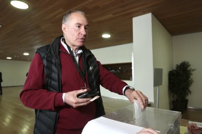 El candidato de UPL a la Alcaldía de León, Eduardo López Sendino, ejerce su derecho al voto en el Auditorio Ciudad de León.- ICAL
