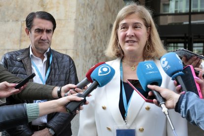 La candidata del PP a la Alcaldía de León, Margarita Torre, ejerce su derecho al voto en el edificio de los juzgados acompañada por Juan Carlos Suárez-Quiñones.- ICAL
