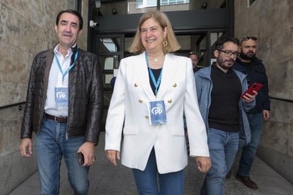La candidata del PP a la Alcaldía de León, Margarita Torre, ejerce su derecho al voto en el edificio de los juzgados acompañada por Juan Carlos Suárez-Quiñones.- ICAL