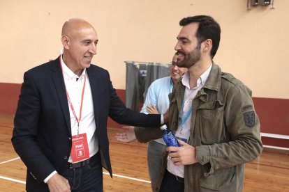 El alcalde y candidato a la reelección del PSOE, José Antonio Diez, ejerce su derecho al voto en el Pabellón del CHF.- ICAL