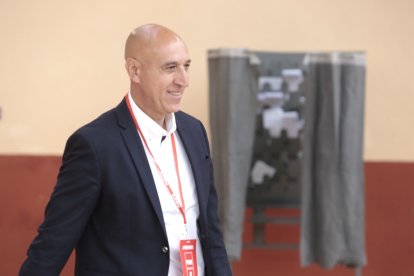 El alcalde y candidato a la reelección del PSOE, José Antonio Diez, ejerce su derecho al voto en el Pabellón del CHF.- ICAL
