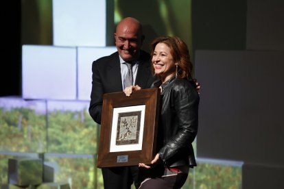 Almudena Alberca recibe el premio a la Mejor Iniciativa Enológica/Vitivinícola, que entregó el consejero de la Presidencia, Jesús Julio Carnero.- PHOTOGENIC / IVÁN TOMÉ