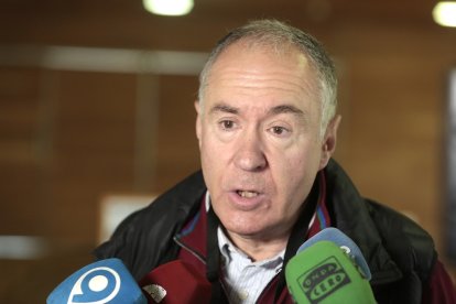 El candidato de UPL a la Alcaldía de León, Eduardo López Sendino, ejerce su derecho al voto en el Auditorio Ciudad de León.- ICAL