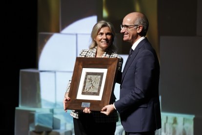 Camino del Hierro recibe el premio a la Iniciativa Turística del Año, que entregó la directora territorial de CaixaBank en Castilla y León, Belén Martín.- PHOTOGENIC / IVÁN TOMÉ