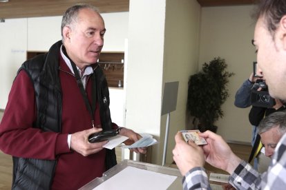 El candidato de UPL a la Alcaldía de León, Eduardo López Sendino, ejerce su derecho al voto en el Auditorio Ciudad de León.- ICAL