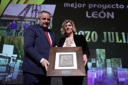Pozo Julia recibe el premio al mejor proyecto de León, que entregó el presidente de la Diputación leonesa, Eduardo Morán.- PHOTOGENIC / IVÁN TOMÉ